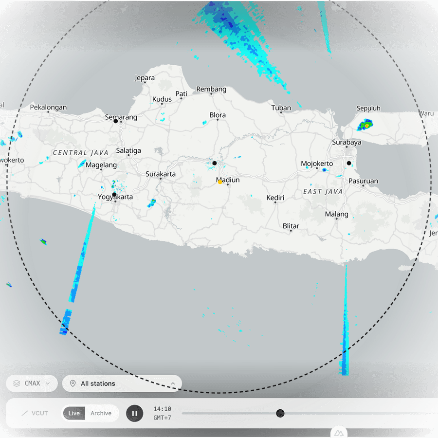 A close-up of the radar map over Central Java: one station's circular reflectivity frame in blue and green over the real basemap, with its 240 km coverage circle marked.